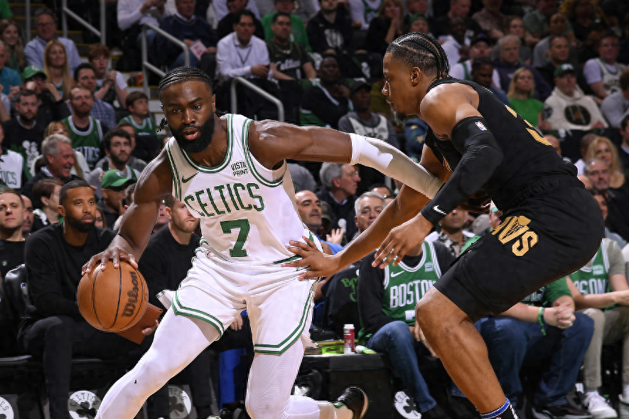 塔图姆在曼联比赛中表现优异，出色防守引发热议！比赛高潮迭起的简单介绍