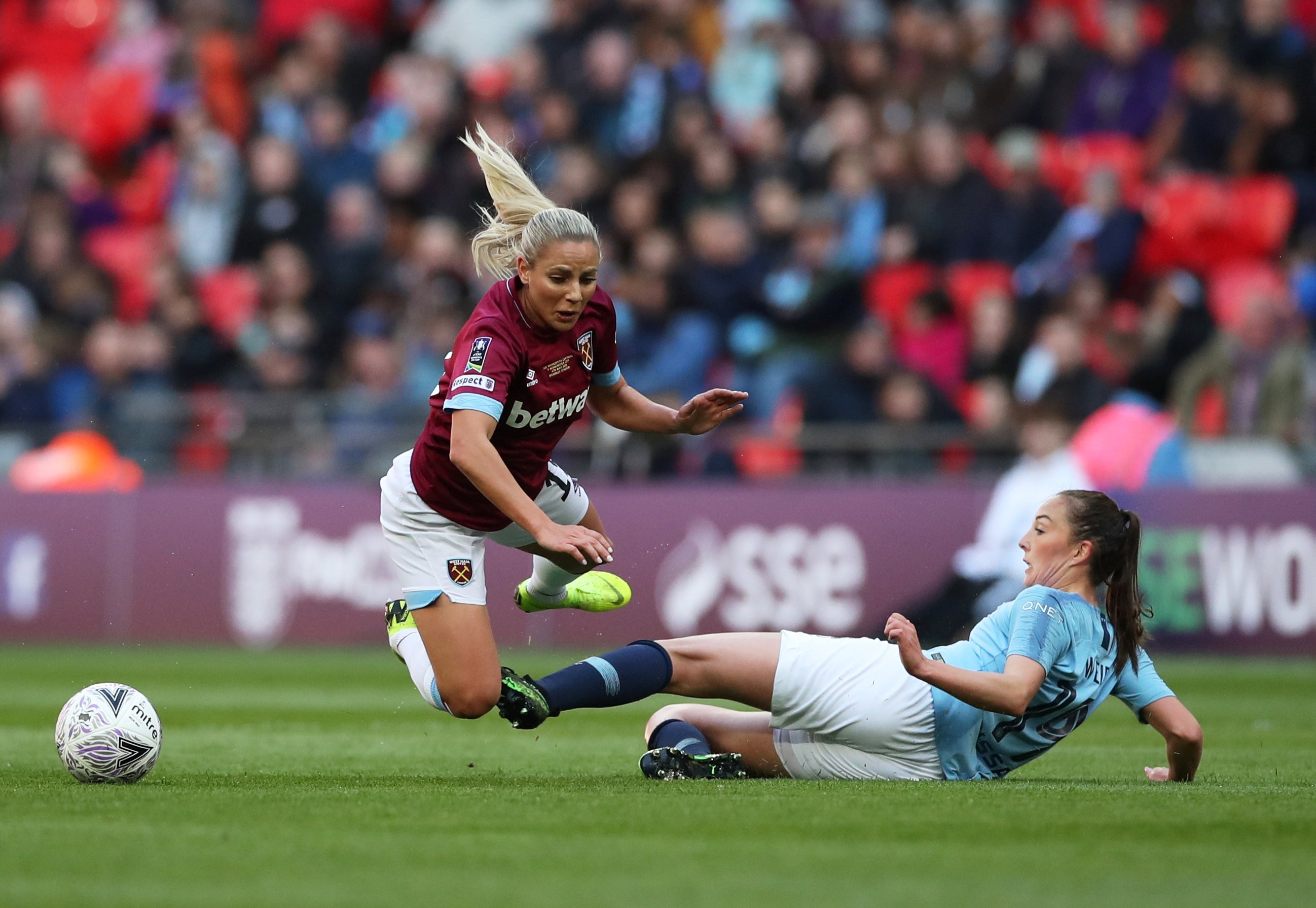 九游体育-西汉姆训练开放日，加时末段止住颓势引欢呼，足总杯在即，纪律约束更严格