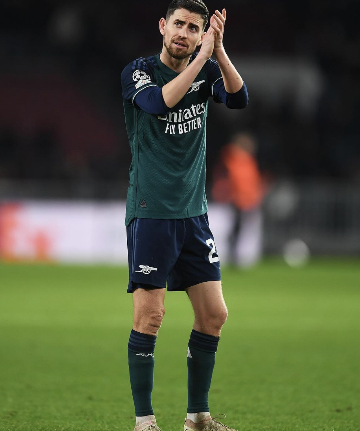 尤文图斯训练开放日；赛前防线松动引欢呼；足总杯在即；赛程密集仍需轮换的简单介绍